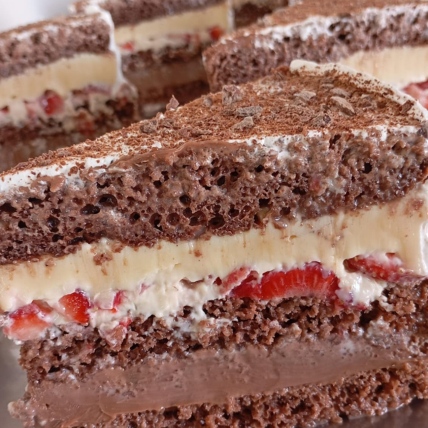 Bolo com Morango - Delicias em Camadas